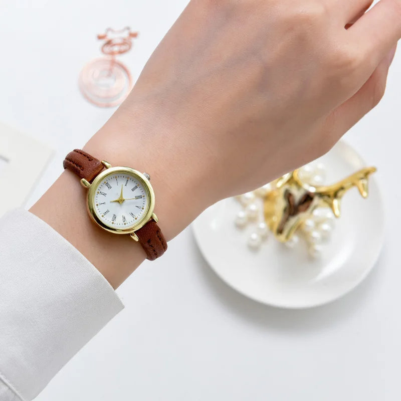 Billie | Elegant Round Women’s Watch with Roman Numerals – Minimalist Gold Timepiece